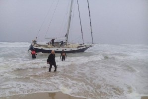 O momento em que o velejador se afasta da embarcação.