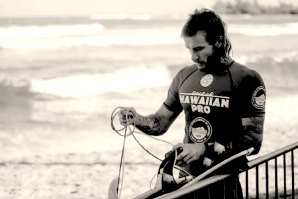 O Australiano Mikey Wright prepara a entrada para o seu heat na Triple Crown Havaiana