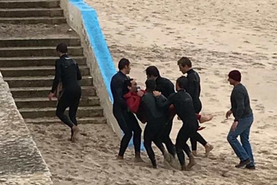 António Silva teve de ser levado da praia por vários surfistas mostrando a gravidade da lesão Foto: Surftotal