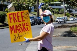 Carissa Moore distribuiu máscaras à beira da estrada. Foto:Every1ne Hawaii