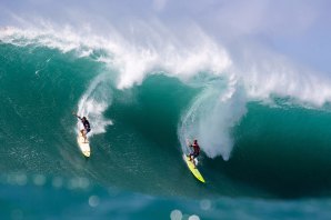 John John e Mason Ho dividem uma bomba em Waimea Bay.