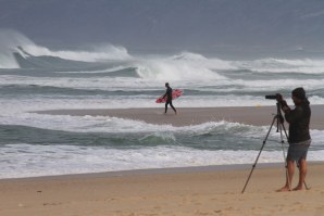 Sem ondas nos Super, pros encontraram spot alternativo para o &quot;free surf&quot;