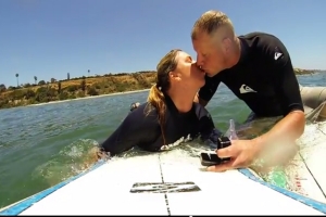 &quot;NAMORADA DE SURFISTA&quot; OU UM PEDIDO DE CASAMENTO ORIGINAL?