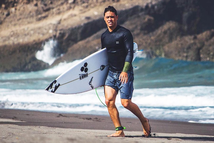 Tomás Fernandes, 21 anos, um dos valores do surf nacional.