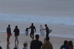 A força das ondas é bem visivel nesta imagem. Houve aproximadamente uma dezena de pranchas partidas antes do inicio oficial da competição