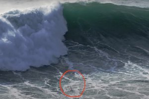 Momento em que Sebastian Steudtner resiste ao impacto de 3 ondas do set na Praia do Norte na Nazaré