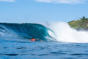 Stpehanie Gilmore observa a perfeição da onda de Honolua Bay