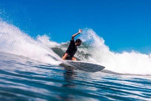 COMENTADOR DA WSL, RONNIE BLAKEY FRATURA PERNA DURANTE SESSÃO DE SURF EM KIRRA
