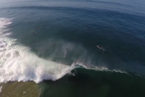 UM TUBO DUPLO DE REEF MCINTOSH EM ZUMA BEACH/MALIBU