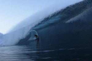 Molly Picklum podia ter feito o maior tubo feminino em Teahupoo, mas deu uma queda assustadora !