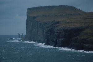 Surf em solidão no Atlântico Norte: as Ilhas Faroé como destino de Surf