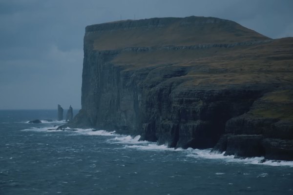 Surf em solidão no Atlântico Norte: as Ilhas Faroé como destino de Surf