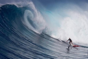 Gary Linden, a surfar Jaws com 65 anos.