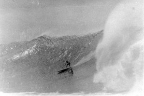 George Downing numa bomba em Makaha em 1954.