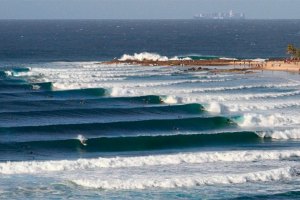 A onda de Snapper Rocks em Queensland - Foto pela Transworld Business