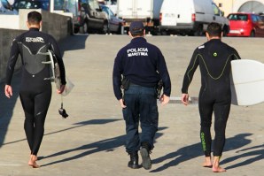 Os dois surfistas resgatados na praia de Carcavelos.