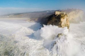 A Praia do Norte no centro da ação. 