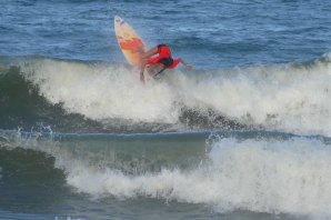 ISA WORLD SURFING GAMES ARRANCARAM COM COMPETIÇÃO FEMININA