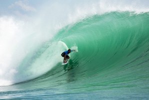 Damien Hobgood a atrasar para mais um &quot;tubão&quot;.