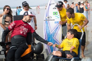Jesse Billauer (EUA), medalha de ouro, a felicitar Davi Teixeira (Brasil), medalha de prata, em 2015.