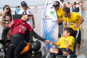 Jesse Billauer (EUA), medalha de ouro, a felicitar Davi Teixeira (Brasil), medalha de prata, em 2015. 