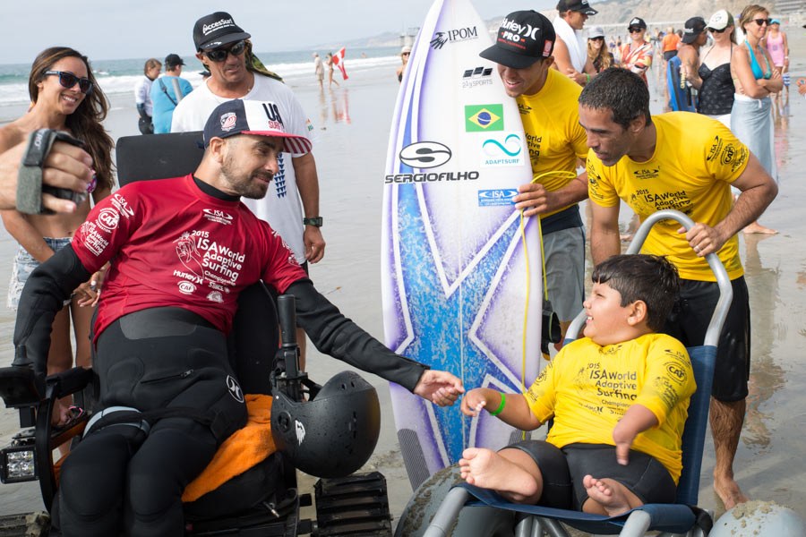 Jesse Billauer (EUA), medalha de ouro, a felicitar Davi Teixeira (Brasil), medalha de prata, em 2015.