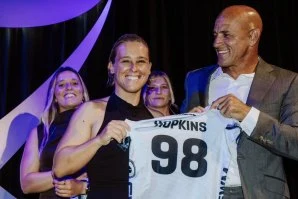 Yolanda Hopkins junto com Kelly Slater e Kika Veselko atrás