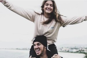 Sophia Medina com o seu irmão, o campeão mundial de surf Gabriel Medina Foto Instagram