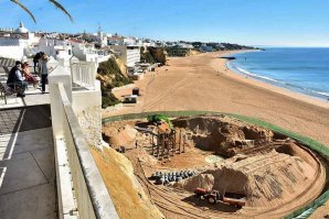 O aspeto da obra em pleno areal da Praia do Peneco.