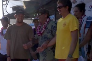 Momentos antes do anuncio do vencedor. John John Florence e Luke Shepardson em expectativa