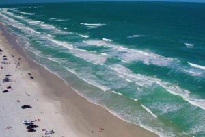 SURFISTA É ATACADO POR TUBARÃO APÓS ATERRAR UM AÉREO
