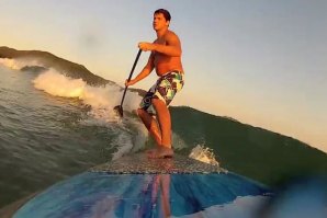 GOLFINHO &quot;TIRA PRIORIDADE&quot; A PRATICANTE DE STAND UP PADDLE