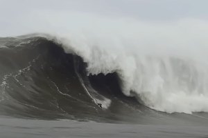 Surfista da Califórnia dropou uma onda gigante estimada em 33 metros de altura estabelecendo potencialmente um novo recorde mundial