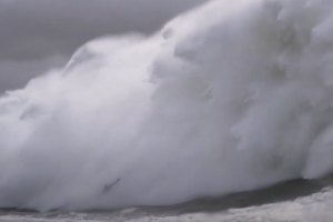 GRANDES QUEDAS NO SURF EM ONDAS GIGANTES NA NAZARÉ !