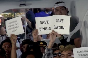 Autoridades de Bali iniciam demolição de negócios em Bingin Beach, gerando protestos