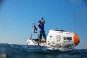 CHRIS BERTISH BATE RECORDE MUNDIAL AO REMAR 482KM EM MAR ABERTO