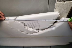 A marca deixada na prancha do surfista pela mordida do tubarão faz perceber a dimensão da boca do animal