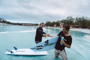 O Australiano Noa Deane e vencedor,(à esquerda), cumprimenta o vencedor do maior aéreo o Norte Americano Eithan Osbourne.