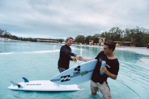  O Australiano Noa Deane e vencedor,(à esquerda), cumprimenta o vencedor do maior aéreo o Norte Americano Eithan Osbourne. 