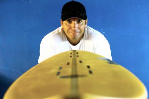 Faleceu Abílio Pinto: uma lenda do surf português e alma da Billy Surfboards