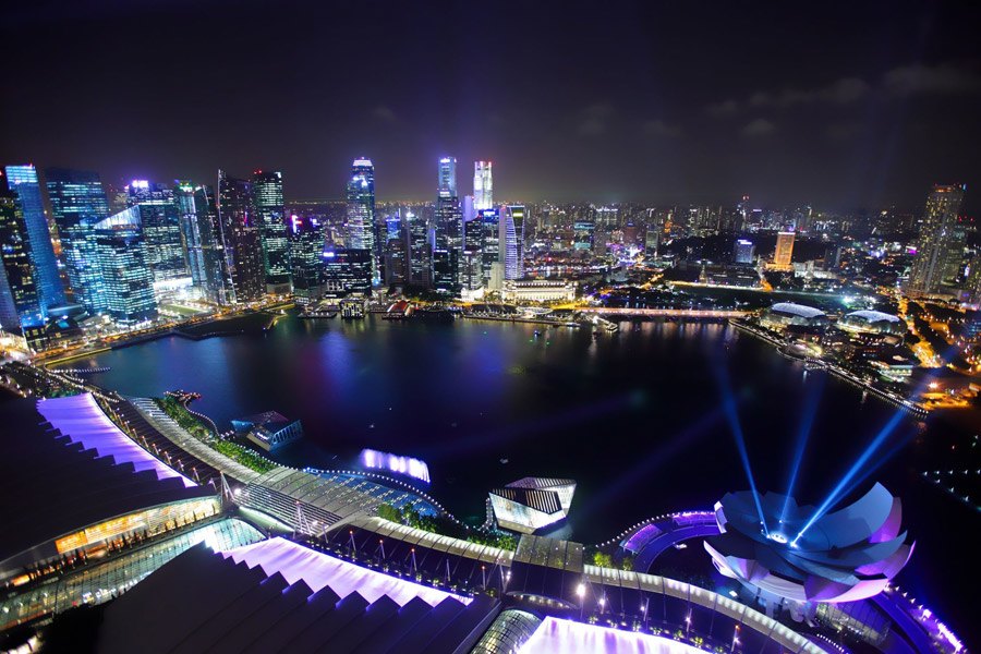 Singapura, na ponta sul da Península Malaia, no Sudeste Asiático, é constituída por 63 ilhas.