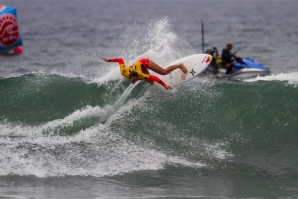 Carissa Moore e Sally Fitzgibbons regressam à boa forma