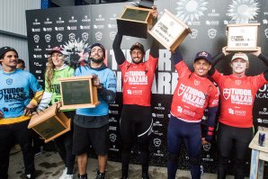 Na foto: Os vencedores comemoraram na Nazaré. Crédito: © WSL / Masurel