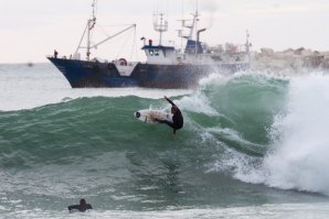 ENQUANTO AS ATENÇÕES ESTAVAM FOCADAS NA ARENA DA NAZARÉ  -  PENICHE TAMBÉM DEBITAVA BOAS ONDAS