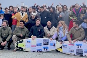 Surfistas da Corunha mobilizam-se contra proibição de surfar em dias de alerta