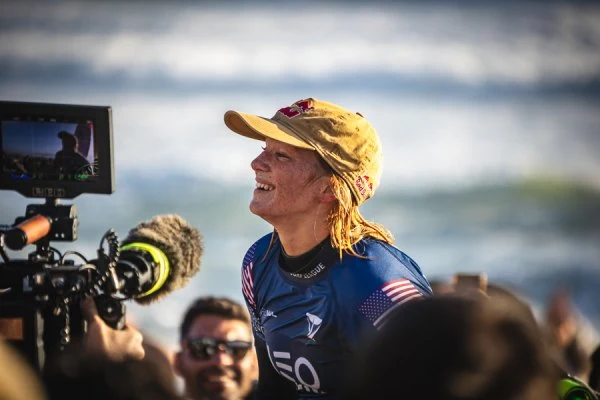 Quem é Caitlin Simmers, a “miúda” que acaba de vencer o Meo Rip Curl Pro