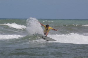 Thiago Camarão a fazer gato sapato das pequenas ondas da Bahia