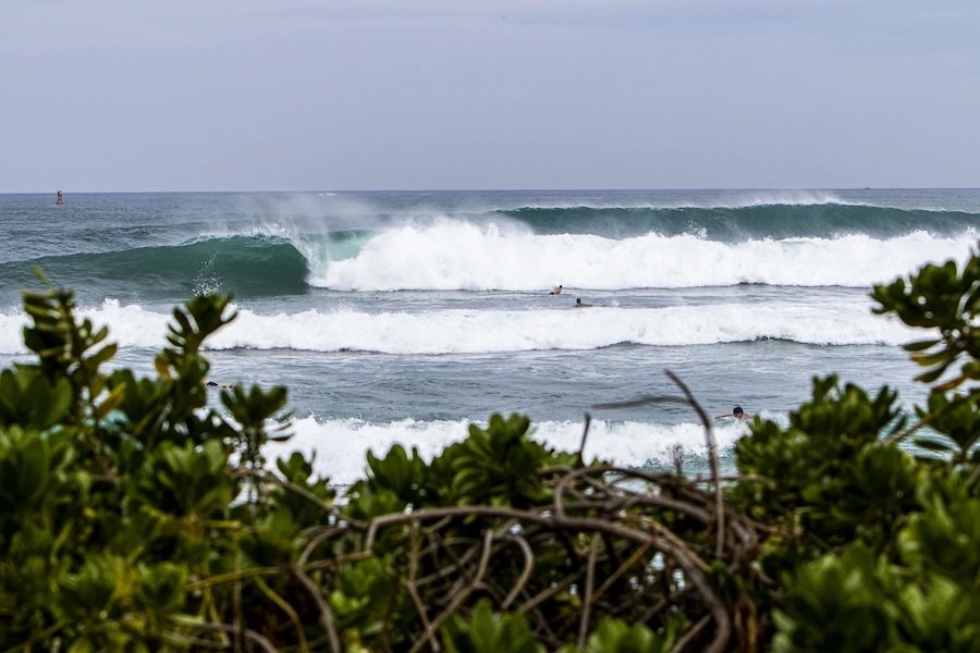 John John Florence e companhia enfrentam Haleiwa XL numa sessão pesada