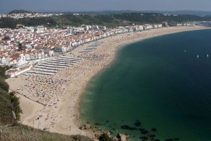 Praia da Nazaré com vigilância permanente.