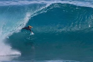 Ondas perfeitas e wipeouts pesados num dia em que Pipeline mostrou toda a sua força